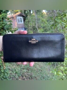COACH Long Zip-Around Wallet Black Smooth Leather w Gold Hardware AUTHENTIC